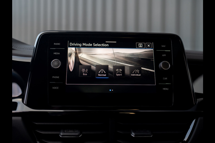 Volkswagen T-Roc 1.5 TSI R-Line Business | Panodak | Beats | Keyless | Trekhaak afnb | IQ Light | Side Assist | Prijs Rijklaar!! Volkswagen T-Roc 1.5 TSI R-Line Business | Panodak | Beats | Keyless | Trekhaak afnb | IQ Light | Side Assist | Prijs Rijklaar!!