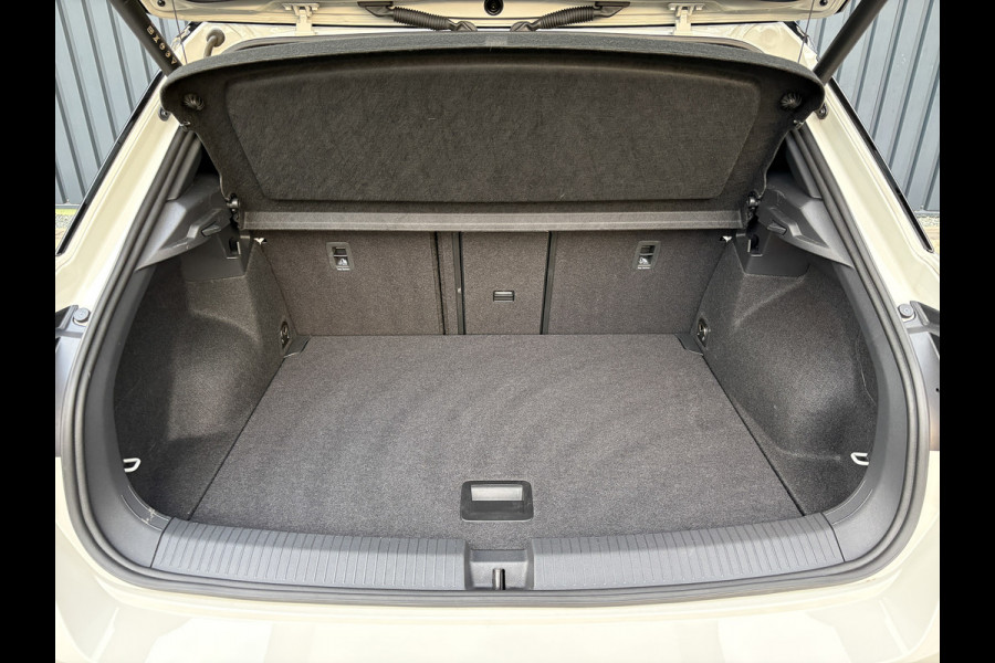 Volkswagen T-Roc 1.5 TSI R-Line Business | Panodak | Beats | Keyless | Trekhaak afnb | IQ Light | Side Assist | Prijs Rijklaar!! Volkswagen T-Roc 1.5 TSI R-Line Business | Panodak | Beats | Keyless | Trekhaak afnb | IQ Light | Side Assist | Prijs Rijklaar!!