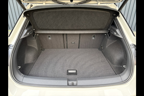 Volkswagen T-Roc 1.5 TSI R-Line Business | Panodak | Beats | Keyless | Trekhaak afnb | IQ Light | Side Assist | Prijs Rijklaar!! Volkswagen T-Roc 1.5 TSI R-Line Business | Panodak | Beats | Keyless | Trekhaak afnb | IQ Light | Side Assist | Prijs Rijklaar!!