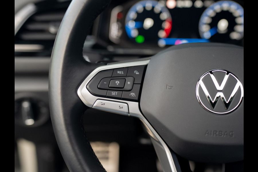 Volkswagen T-Roc 1.5 TSI R-Line Business | Panodak | Beats | Keyless | Trekhaak afnb | IQ Light | Side Assist | Prijs Rijklaar!! Volkswagen T-Roc 1.5 TSI R-Line Business | Panodak | Beats | Keyless | Trekhaak afnb | IQ Light | Side Assist | Prijs Rijklaar!!