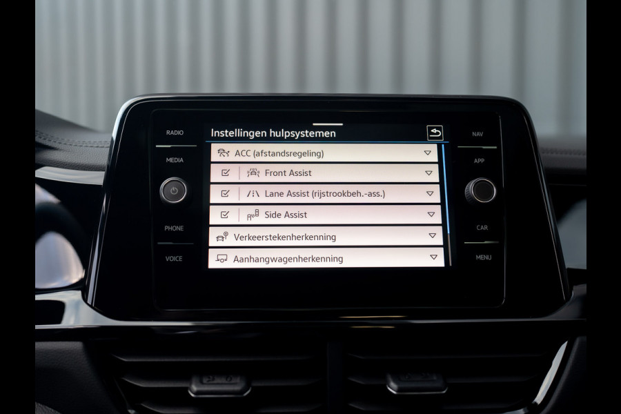 Volkswagen T-Roc 1.5 TSI R-Line Business | Panodak | Beats | Keyless | Trekhaak afnb | IQ Light | Side Assist | Prijs Rijklaar!! Volkswagen T-Roc 1.5 TSI R-Line Business | Panodak | Beats | Keyless | Trekhaak afnb | IQ Light | Side Assist | Prijs Rijklaar!!
