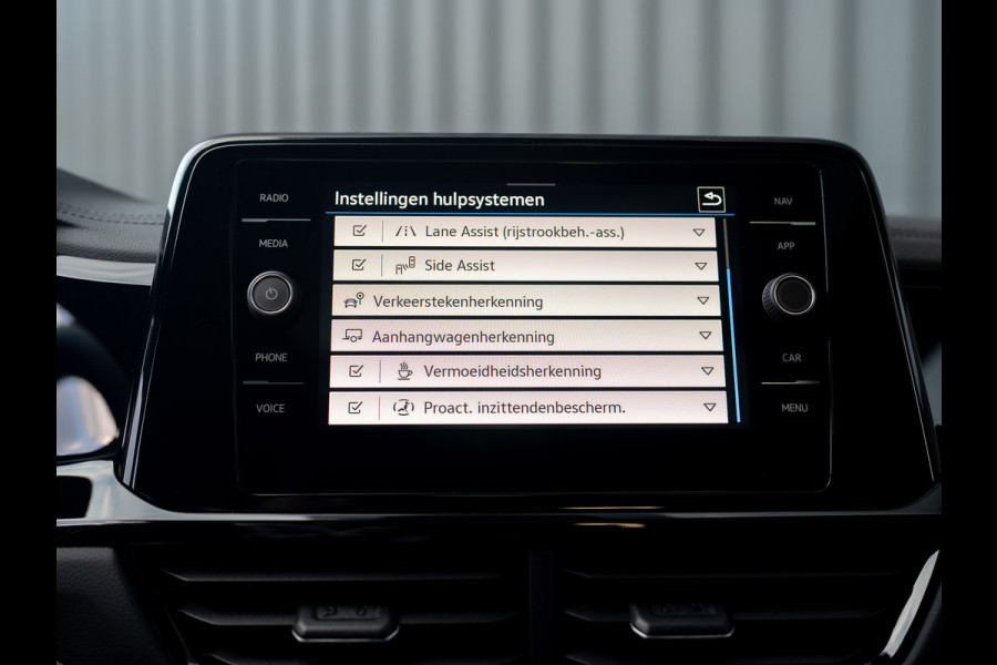 Volkswagen T-Roc 1.5 TSI R-Line Business | Panodak | Beats | Keyless | Trekhaak afnb | IQ Light | Side Assist | Prijs Rijklaar!! Volkswagen T-Roc 1.5 TSI R-Line Business | Panodak | Beats | Keyless | Trekhaak afnb | IQ Light | Side Assist | Prijs Rijklaar!!