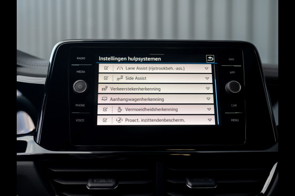 Volkswagen T-Roc 1.5 TSI R-Line Business | Panodak | Beats | Keyless | Trekhaak afnb | IQ Light | Side Assist | Prijs Rijklaar!! Volkswagen T-Roc 1.5 TSI R-Line Business | Panodak | Beats | Keyless | Trekhaak afnb | IQ Light | Side Assist | Prijs Rijklaar!!