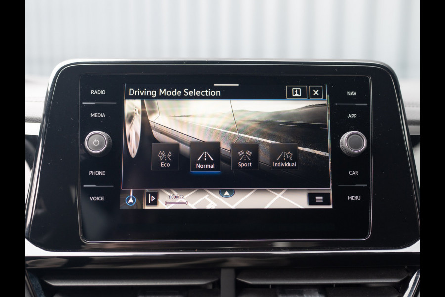 Volkswagen T-Roc 1.5 TSI 150Pk R-Line Business | Black Style | Keyless | IQ Light | 19'' | Trekhaak afnb. | Camera | Side Assist | Prijs Rijklaar!! Volkswagen T-Roc 1.5 TSI 150Pk R-Line Business | Black Style | Keyless | IQ Light | 19'' | Trekhaak afnb. | Camera | Side Assist | Prijs Rijklaar!!