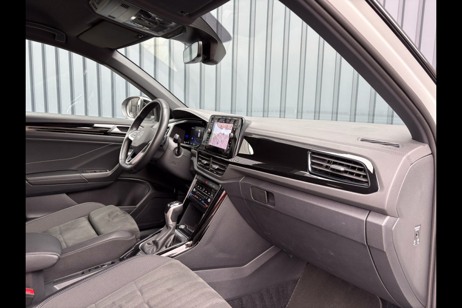 Volkswagen T-Roc 1.5 TSI 150Pk R-Line Business | Black Style | Keyless | IQ Light | 19'' | Trekhaak afnb. | Camera | Side Assist | Prijs Rijklaar!! Volkswagen T-Roc 1.5 TSI 150Pk R-Line Business | Black Style | Keyless | IQ Light | 19'' | Trekhaak afnb. | Camera | Side Assist | Prijs Rijklaar!!