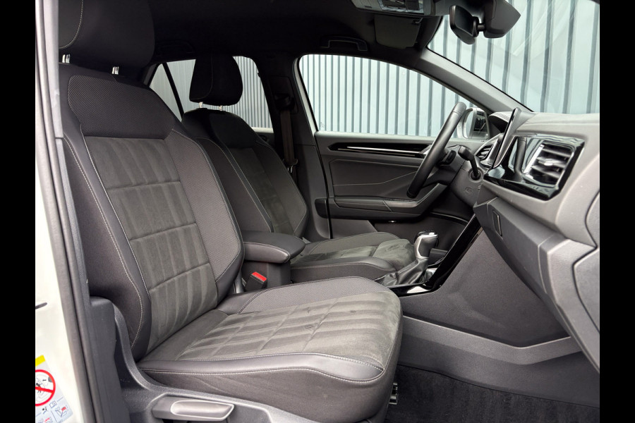 Volkswagen T-Roc 1.5 TSI 150Pk R-Line Business | Black Style | Keyless | IQ Light | 19'' | Trekhaak afnb. | Camera | Side Assist | Prijs Rijklaar!! Volkswagen T-Roc 1.5 TSI 150Pk R-Line Business | Black Style | Keyless | IQ Light | 19'' | Trekhaak afnb. | Camera | Side Assist | Prijs Rijklaar!!