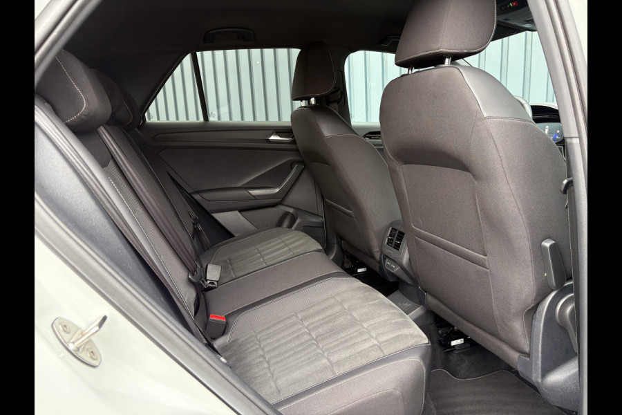 Volkswagen T-Roc 1.5 TSI 150Pk R-Line Business | Black Style | Keyless | IQ Light | 19'' | Trekhaak afnb. | Camera | Side Assist | Prijs Rijklaar!! Volkswagen T-Roc 1.5 TSI 150Pk R-Line Business | Black Style | Keyless | IQ Light | 19'' | Trekhaak afnb. | Camera | Side Assist | Prijs Rijklaar!!