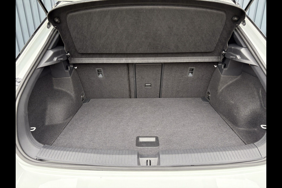 Volkswagen T-Roc 1.5 TSI 150Pk R-Line Business | Black Style | Keyless | IQ Light | 19'' | Trekhaak afnb. | Camera | Side Assist | Prijs Rijklaar!! Volkswagen T-Roc 1.5 TSI 150Pk R-Line Business | Black Style | Keyless | IQ Light | 19'' | Trekhaak afnb. | Camera | Side Assist | Prijs Rijklaar!!