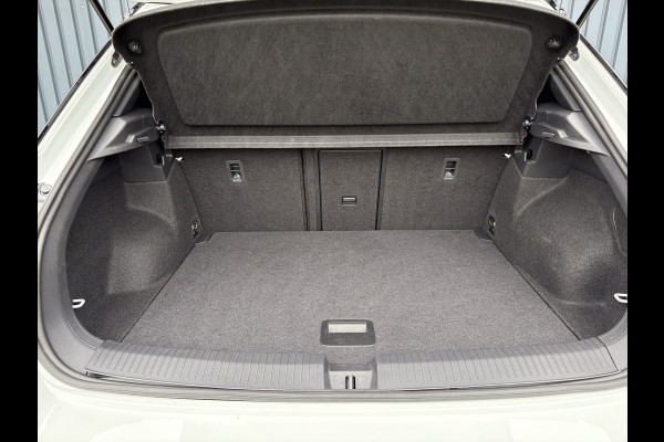 Volkswagen T-Roc 1.5 TSI 150Pk R-Line Business | Black Style | Keyless | IQ Light | 19'' | Trekhaak afnb. | Camera | Side Assist | Prijs Rijklaar!! Volkswagen T-Roc 1.5 TSI 150Pk R-Line Business | Black Style | Keyless | IQ Light | 19'' | Trekhaak afnb. | Camera | Side Assist | Prijs Rijklaar!!