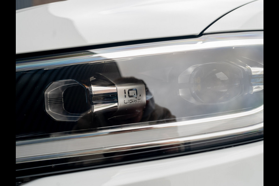 Volkswagen T-Roc 1.5 TSI 150Pk R-Line Business | Black Style | Keyless | IQ Light | 19'' | Trekhaak afnb. | Camera | Side Assist | Prijs Rijklaar!! Volkswagen T-Roc 1.5 TSI 150Pk R-Line Business | Black Style | Keyless | IQ Light | 19'' | Trekhaak afnb. | Camera | Side Assist | Prijs Rijklaar!!