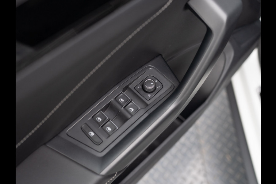 Volkswagen T-Roc 1.5 TSI 150Pk R-Line Business | Black Style | Keyless | IQ Light | 19'' | Trekhaak afnb. | Camera | Side Assist | Prijs Rijklaar!! Volkswagen T-Roc 1.5 TSI 150Pk R-Line Business | Black Style | Keyless | IQ Light | 19'' | Trekhaak afnb. | Camera | Side Assist | Prijs Rijklaar!!