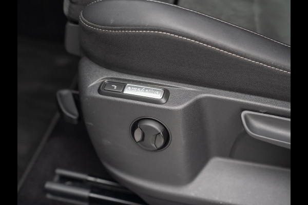 Volkswagen T-Roc 1.5 TSI 150Pk R-Line Business | Black Style | Keyless | IQ Light | 19'' | Trekhaak afnb. | Camera | Side Assist | Prijs Rijklaar!! Volkswagen T-Roc 1.5 TSI 150Pk R-Line Business | Black Style | Keyless | IQ Light | 19'' | Trekhaak afnb. | Camera | Side Assist | Prijs Rijklaar!!