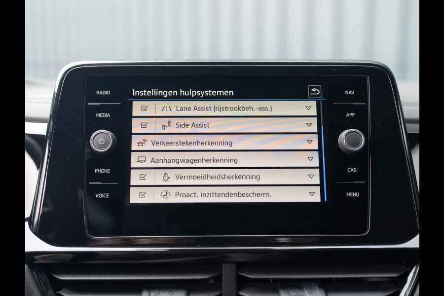 Volkswagen T-Roc 1.5 TSI 150Pk R-Line Business | Black Style | Keyless | IQ Light | 19'' | Trekhaak afnb. | Camera | Side Assist | Prijs Rijklaar!! Volkswagen T-Roc 1.5 TSI 150Pk R-Line Business | Black Style | Keyless | IQ Light | 19'' | Trekhaak afnb. | Camera | Side Assist | Prijs Rijklaar!!