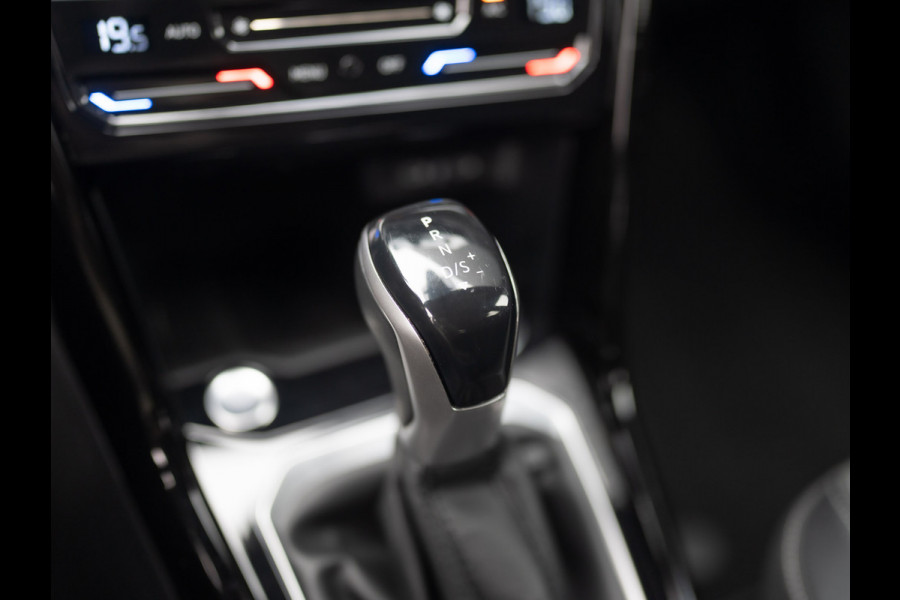 Volkswagen T-Roc 1.5 TSI 150Pk R-Line Business | Black Style | Keyless | IQ Light | 19'' | Trekhaak afnb. | Camera | Side Assist | Prijs Rijklaar!! Volkswagen T-Roc 1.5 TSI 150Pk R-Line Business | Black Style | Keyless | IQ Light | 19'' | Trekhaak afnb. | Camera | Side Assist | Prijs Rijklaar!!