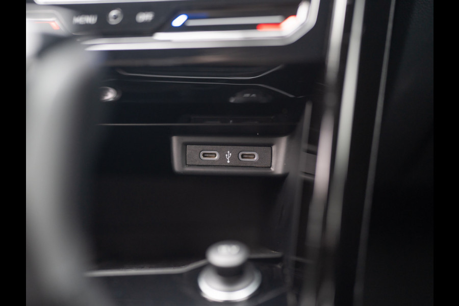 Volkswagen T-Roc 1.5 TSI 150Pk R-Line Business | Black Style | Keyless | IQ Light | 19'' | Trekhaak afnb. | Camera | Side Assist | Prijs Rijklaar!! Volkswagen T-Roc 1.5 TSI 150Pk R-Line Business | Black Style | Keyless | IQ Light | 19'' | Trekhaak afnb. | Camera | Side Assist | Prijs Rijklaar!!