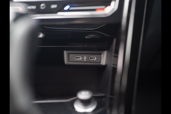 Volkswagen T-Roc 1.5 TSI 150Pk R-Line Business | Black Style | Keyless | IQ Light | 19'' | Trekhaak afnb. | Camera | Side Assist | Prijs Rijklaar!! Volkswagen T-Roc 1.5 TSI 150Pk R-Line Business | Black Style | Keyless | IQ Light | 19'' | Trekhaak afnb. | Camera | Side Assist | Prijs Rijklaar!!