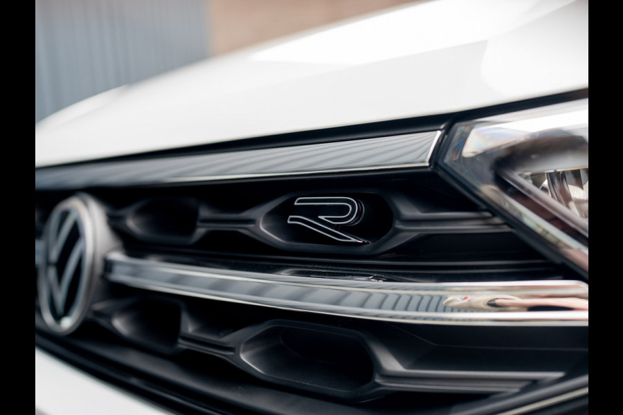 Volkswagen T-Roc 1.5 TSI 150Pk R-Line Business | Black Style | Keyless | IQ Light | 19'' | Trekhaak afnb. | Camera | Side Assist | Prijs Rijklaar!! Volkswagen T-Roc 1.5 TSI 150Pk R-Line Business | Black Style | Keyless | IQ Light | 19'' | Trekhaak afnb. | Camera | Side Assist | Prijs Rijklaar!!