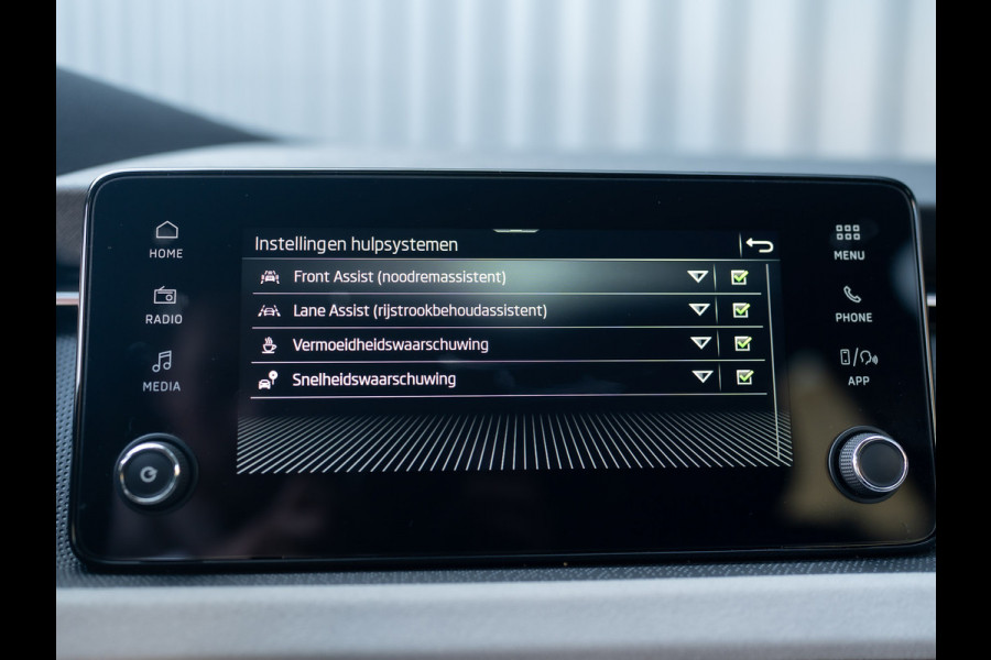 Škoda Kamiq 1.0 TSI Business Edition | Keyless | Stoelverwarming | Parkeersensoren | Prijs Rijklaar!! Škoda Kamiq 1.0 TSI Business Edition | Keyless | Stoelverwarming | Parkeersensoren | Prijs Rijklaar!!