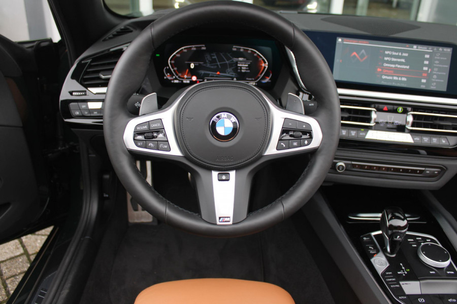 BMW Z4 Roadster sDRIVE 20i HIGH EXECUTIVE M-SPORT AUTOMAAT | M INTERIEURPAKKET  | M EXTERIEURPAKKET | M SPORTSTUUR | 19" VIJFDUBBELSPAAKS M SPORTWIELEN | NAVIGATIE | DRAADLOZE APPLE CARPLAY / ANDROID AUTO |  LEDER VERNASCA COGNAC | STOEL / STUUR VERWARMING | ACHTERUITRIJCAMERA | FULL LED KOPLAMPEN | SAFETY PAKKET | DODEHOEK DETECTIE | HARMAN KARDON |