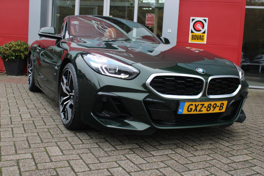 BMW Z4 Roadster sDRIVE 20i HIGH EXECUTIVE M-SPORT AUTOMAAT | M INTERIEURPAKKET  | M EXTERIEURPAKKET | M SPORTSTUUR | 19" VIJFDUBBELSPAAKS M SPORTWIELEN | NAVIGATIE | DRAADLOZE APPLE CARPLAY / ANDROID AUTO |  LEDER VERNASCA COGNAC | STOEL / STUUR VERWARMING | ACHTERUITRIJCAMERA | FULL LED KOPLAMPEN | SAFETY PAKKET | DODEHOEK DETECTIE | HARMAN KARDON |