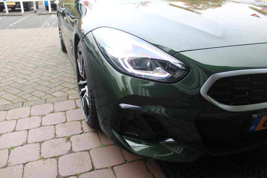 BMW Z4 Roadster sDRIVE 20i HIGH EXECUTIVE M-SPORT AUTOMAAT | M INTERIEURPAKKET  | M EXTERIEURPAKKET | M SPORTSTUUR | 19" VIJFDUBBELSPAAKS M SPORTWIELEN | NAVIGATIE | DRAADLOZE APPLE CARPLAY / ANDROID AUTO |  LEDER VERNASCA COGNAC | STOEL / STUUR VERWARMING | ACHTERUITRIJCAMERA | FULL LED KOPLAMPEN | SAFETY PAKKET | DODEHOEK DETECTIE | HARMAN KARDON |