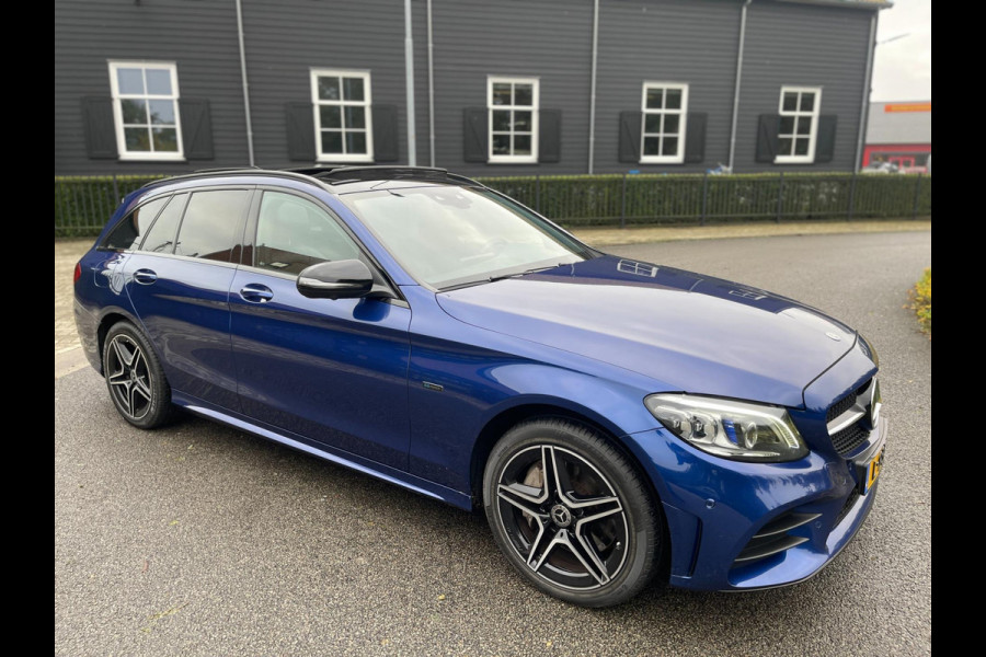 Mercedes-Benz C-Klasse Estate 300 e Hybride AMG NIGHT-PAKKET PANORAMADAK 360" CAMERA TREKHAAK Mercedes-Benz C-Klasse Estate 300 e Hybride AMG NIGHT-PAKKET PANORAMADAK 360" CAMERA TREKHAAK