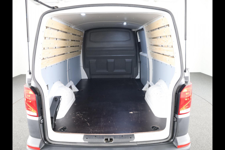 Volkswagen Transporter 2.0 TDI L2H3 28 110 PK | Verlengde garantie | Navigatie via app | Trekhaak | Parkeersensoren | Cruise control | Volkswagen Transporter 2.0 TDI L2H3 28 110 PK | Verlengde garantie | Navigatie via app | Trekhaak | Parkeersensoren | Cruise control |