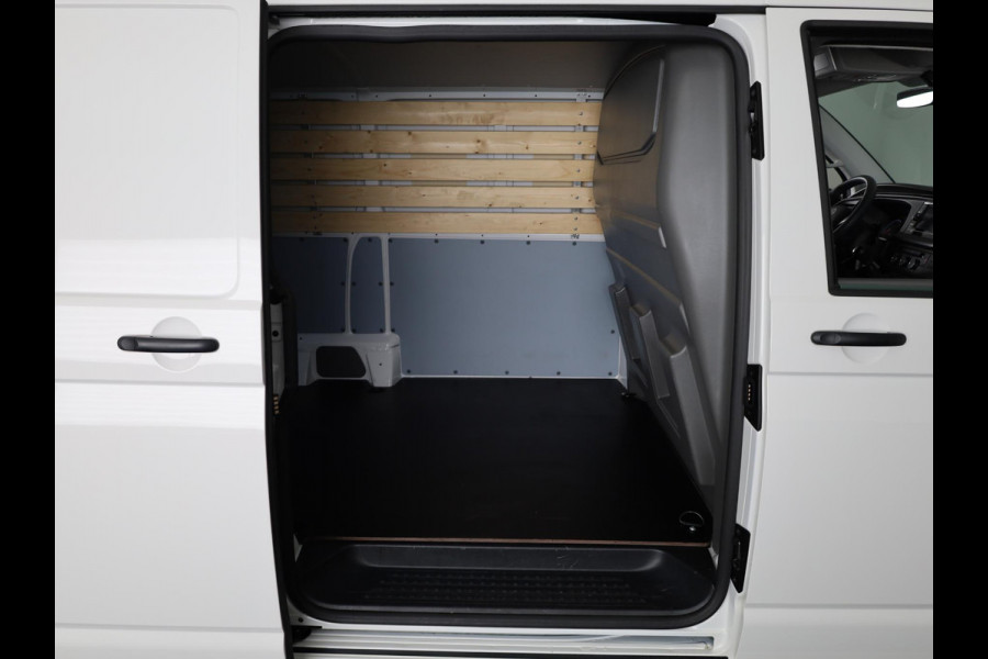 Volkswagen Transporter 2.0 TDI L2H3 28 110 PK | Verlengde garantie | Navigatie via app | Trekhaak | Parkeersensoren | Cruise control | Volkswagen Transporter 2.0 TDI L2H3 28 110 PK | Verlengde garantie | Navigatie via app | Trekhaak | Parkeersensoren | Cruise control |