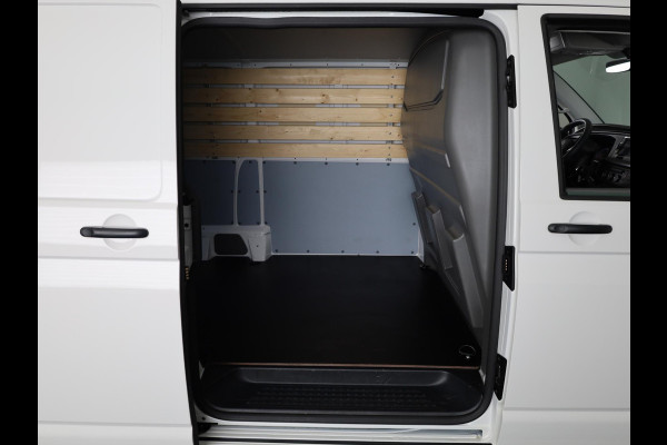 Volkswagen Transporter 2.0 TDI L2H3 28 110 PK | Verlengde garantie | Navigatie via app | Trekhaak | Parkeersensoren | Cruise control | Volkswagen Transporter 2.0 TDI L2H3 28 110 PK | Verlengde garantie | Navigatie via app | Trekhaak | Parkeersensoren | Cruise control |