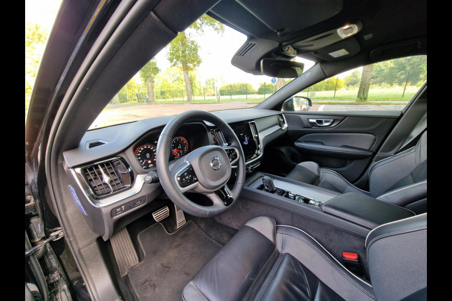 Volvo S60 2.0 B3 R-Design|Trekhaak|19-inch|Memory-stoelen|digi-dash|LED-koplampen| Volvo S60 2.0 B3 R-Design|Trekhaak|19-inch|Memory-stoelen|digi-dash|LED-koplampen|