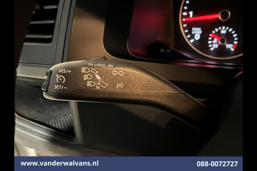 Volkswagen Transporter 2.0 TDI L2H1 Euro6 Airco | Navigatie | Apple Carplay | Android Auto | Cruisecontrol Trekhaak, Sidebars, LM velgen, Bijrijdersbank