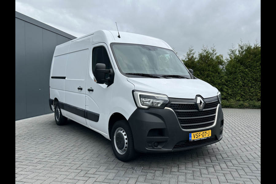 Renault Master T35 2.3 dCi 135 PK / L2H2 / 1e EIG. / 40.759 KM / TREKHAAK / AIRCO / NAVIGATIE / LED DAGRIJVERL. Renault Master T35 2.3 dCi 135 PK / L2H2 / 1e EIG. / 40.759 KM / TREKHAAK / AIRCO / NAVIGATIE / LED DAGRIJVERL.