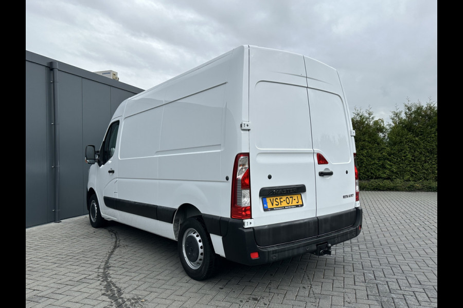 Renault Master T35 2.3 dCi 135 PK / L2H2 / 1e EIG. / 40.759 KM / TREKHAAK / AIRCO / NAVIGATIE / LED DAGRIJVERL. Renault Master T35 2.3 dCi 135 PK / L2H2 / 1e EIG. / 40.759 KM / TREKHAAK / AIRCO / NAVIGATIE / LED DAGRIJVERL.