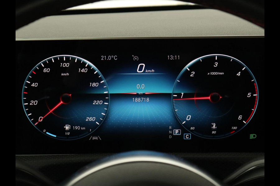 Mercedes-Benz A-Klasse 180d AMG Night | Panoramadak | Trekhaak | Stoelverwarming | Camera | Widescreen | Navigatie | Full LED | Leder/Alcantara