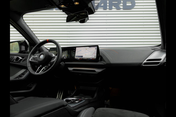 BMW 1-serie M135 xDrive M-Sport Pro - Pano - Harman Kardon - Driving Ass Plus BMW 1-serie M135 xDrive M-Sport Pro - Pano - Harman Kardon - Driving Ass Plus