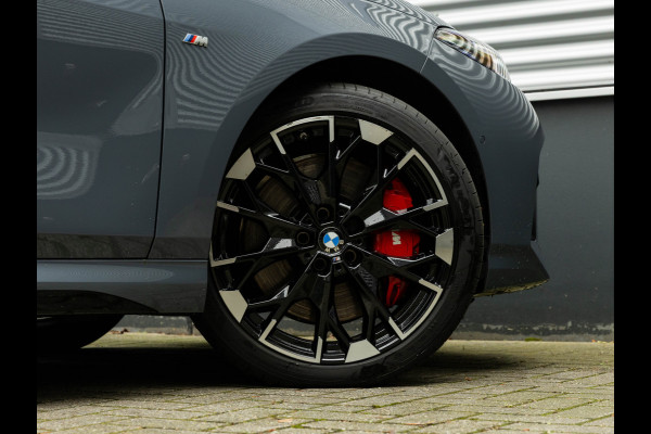 BMW 1-serie M135 xDrive M-Sport Pro - Pano - Harman Kardon - Driving Ass Plus BMW 1-serie M135 xDrive M-Sport Pro - Pano - Harman Kardon - Driving Ass Plus