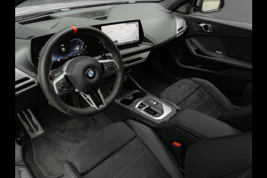 BMW 1-serie M135 xDrive M-Sport Pro - Pano - Harman Kardon - Driving Ass Plus BMW 1-serie M135 xDrive M-Sport Pro - Pano - Harman Kardon - Driving Ass Plus