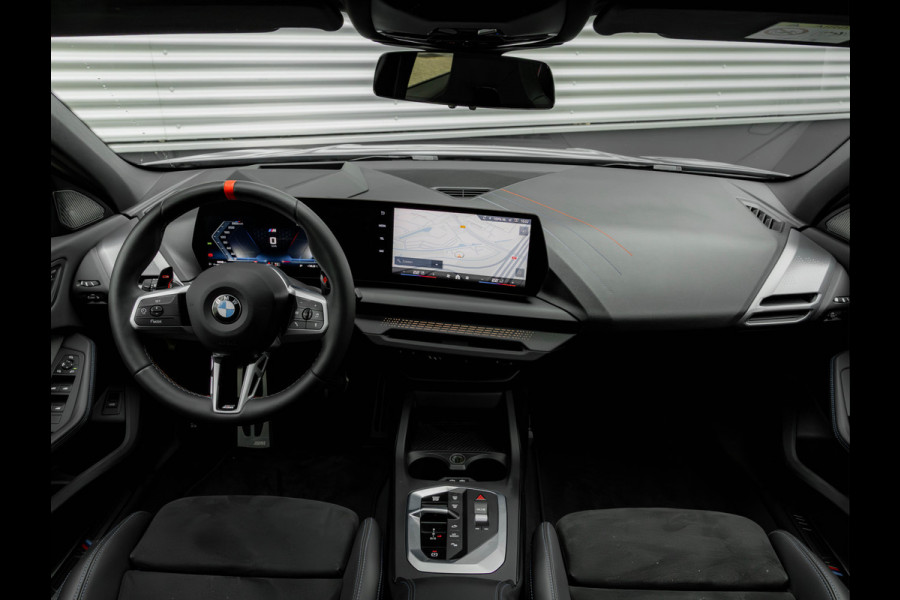 BMW 1-serie M135 xDrive M-Sport Pro - Pano - Harman Kardon - Driving Ass Plus BMW 1-serie M135 xDrive M-Sport Pro - Pano - Harman Kardon - Driving Ass Plus