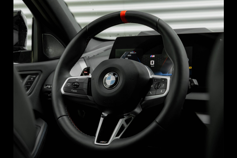 BMW 1-serie M135 xDrive M-Sport Pro - Pano - Harman Kardon - Driving Ass Plus BMW 1-serie M135 xDrive M-Sport Pro - Pano - Harman Kardon - Driving Ass Plus