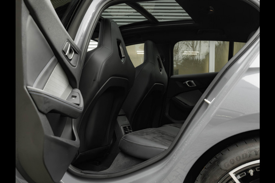 BMW 1-serie M135 xDrive M-Sport Pro - Pano - Harman Kardon - Driving Ass Plus BMW 1-serie M135 xDrive M-Sport Pro - Pano - Harman Kardon - Driving Ass Plus