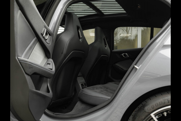 BMW 1-serie M135 xDrive M-Sport Pro - Pano - Harman Kardon - Driving Ass Plus BMW 1-serie M135 xDrive M-Sport Pro - Pano - Harman Kardon - Driving Ass Plus