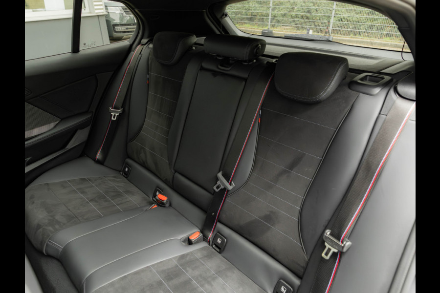 BMW 1-serie M135 xDrive M-Sport Pro - Pano - Harman Kardon - Driving Ass Plus BMW 1-serie M135 xDrive M-Sport Pro - Pano - Harman Kardon - Driving Ass Plus