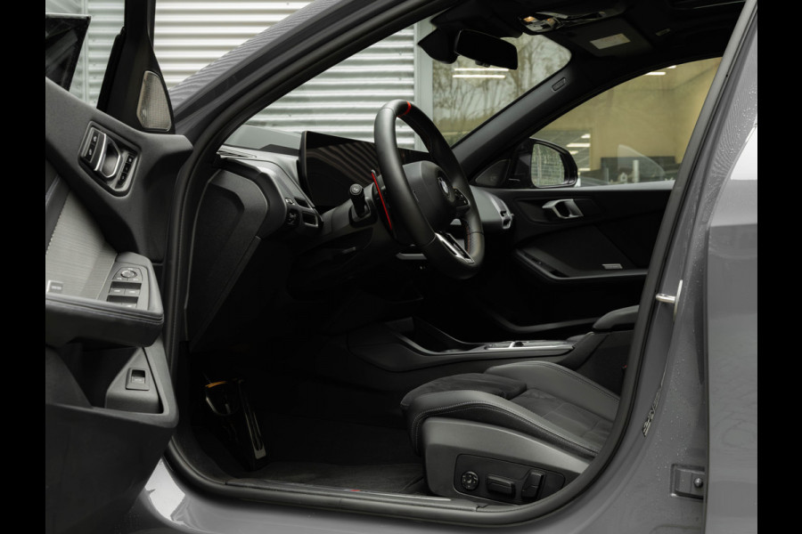BMW 1-serie M135 xDrive M-Sport Pro - Pano - Harman Kardon - Driving Ass Plus BMW 1-serie M135 xDrive M-Sport Pro - Pano - Harman Kardon - Driving Ass Plus