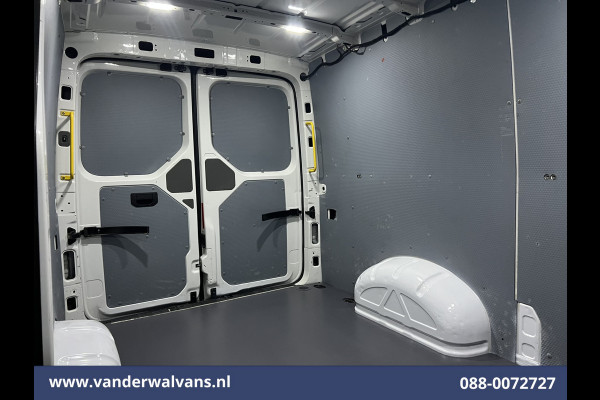 Volkswagen Crafter 2.0 TDI 141pk L3H2 L2H1 Euro6 Airco | Camera | Navigatie | 3000kg trekhaak Apple Carplay, Android Auto, Parkeersensoren, Bijrijdersbank