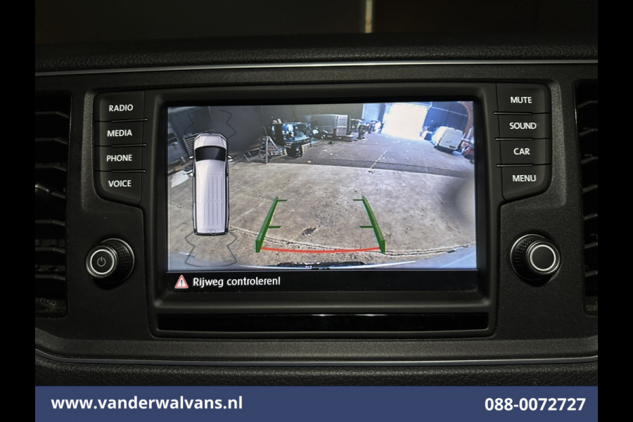 Volkswagen Crafter 2.0 TDI 141pk L3H3 L2H2 Euro6 Airco | Camera | Apple Carplay | Android Auto Parkeersensoren, Bijrijdersbank, 3000kg trekvermogen, zilver