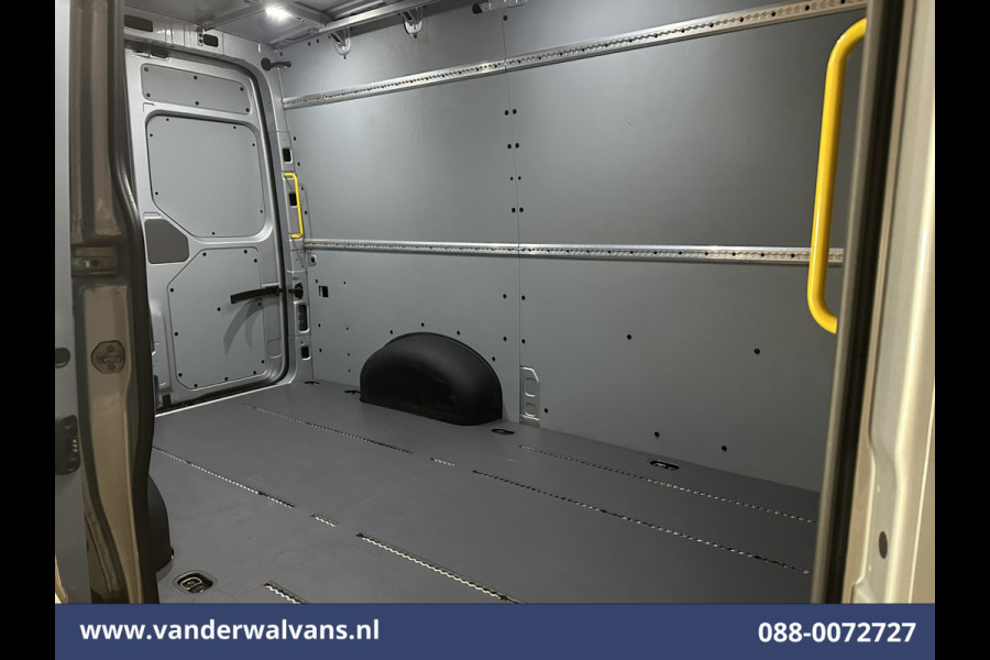 Volkswagen Crafter 2.0 TDI 141pk L3H3 L2H2 Euro6 Airco | Camera | Apple Carplay | Android Auto Parkeersensoren, Bijrijdersbank, 3000kg trekvermogen, zilver