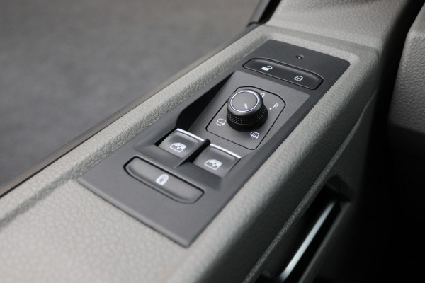 Volkswagen Transporter 2.0 TDI DSG L2H1 30 DC Highline Leer, 2x Elektr. Schuifdeur, ACC, Camera, Apple Carplay, LED, Trekhaak, 20'' Volkswagen Transporter 2.0 TDI DSG L2H1 30 DC Highline Leer, 2x Elektr. Schuifdeur, ACC, Camera, Apple Carplay, LED, Trekhaak, 20''