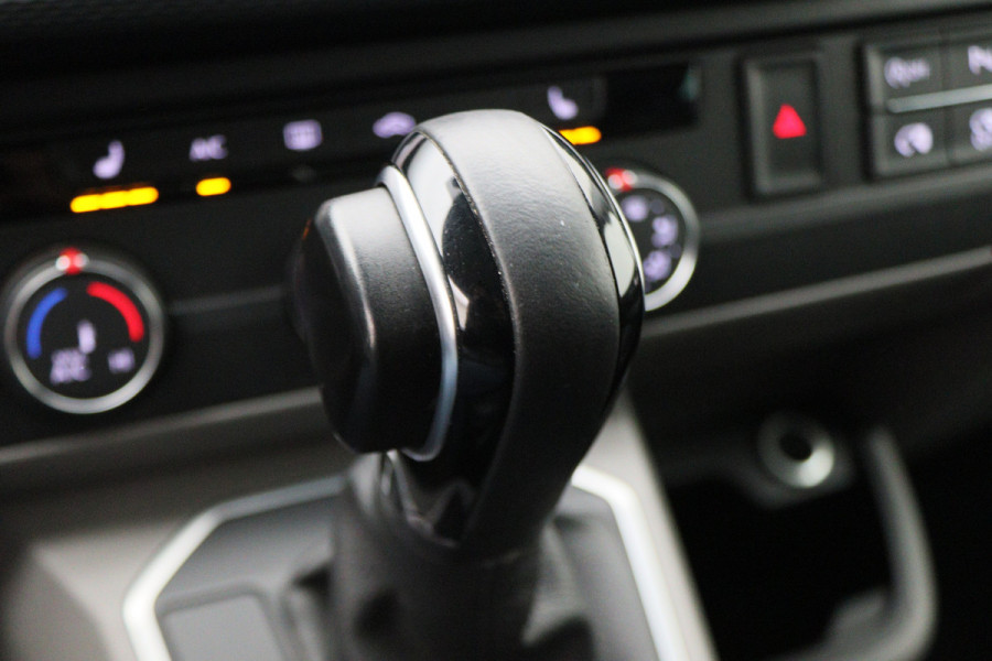 Volkswagen Transporter 2.0 TDI DSG L2H1 30 DC Highline Leer, 2x Elektr. Schuifdeur, ACC, Camera, Apple Carplay, LED, Trekhaak, 20'' Volkswagen Transporter 2.0 TDI DSG L2H1 30 DC Highline Leer, 2x Elektr. Schuifdeur, ACC, Camera, Apple Carplay, LED, Trekhaak, 20''