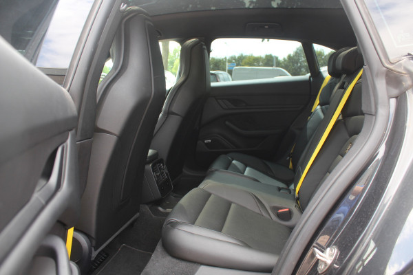 Porsche Taycan Cross Turismo 4 93 kWh / SoH 93.8% / Panoramadak / 360Camera / Head-up / Passenger Display / 20'' / Bose / Sportchrono / Leder / Luchtvering / Stuurverwarming / Dodehoek / ACC / Stoelverwarming 4x / Warmtepomp