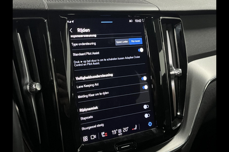 Volvo XC60 2.0 T6 Plug-in hybrid AWD R-Design Trekhaak | Long Range | Open dak | Adapt. cruise | 360 | Head-up | Stuur-/Stoelverwarming | Volvo XC60 2.0 T6 Plug-in hybrid AWD R-Design Trekhaak | Long Range | Open dak | Adapt. cruise | 360 | Head-up | Stuur-/Stoelverwarming |
